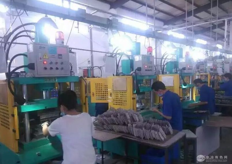 油壓沖邊機